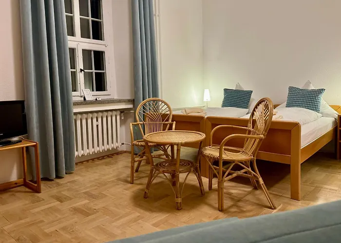 Kavaliershaus Neben Schloss Rauenstein Bed & Breakfast