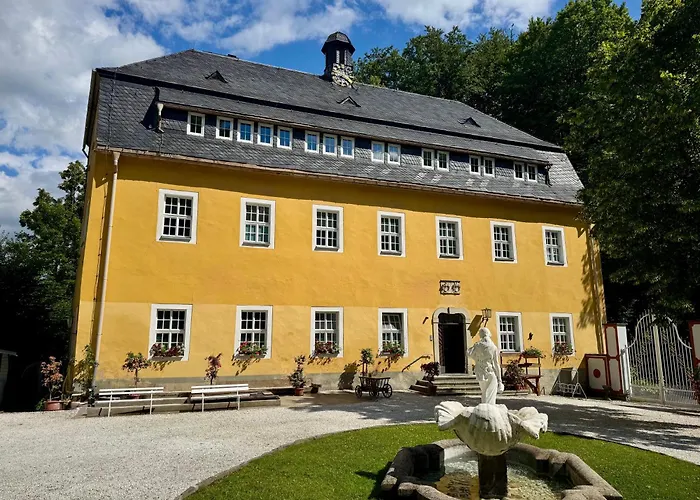 Kavaliershaus Neben Schloss Rauenstein Bed & Breakfast